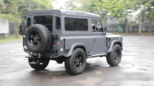  Mobil  Perang  Land Rover Defender Menolak Jadi Tua