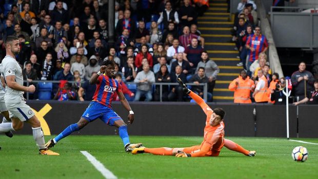 Wilfried Zaha mencetak gol kemenangan Crystal Palace atas Chelsea. (