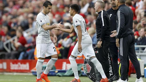 Henrikh Mkhitaryan (kiri) tidak lagi mendapat tempat di tim utama MU.