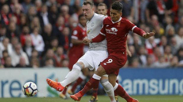Phil Jones berusaha optimistis meraih gelar musim ini meskipun tertinggal cukup jauh dari Manchester City.