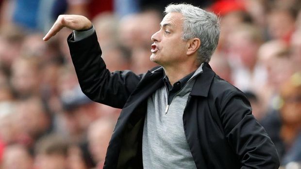 Jose Mourinho menunjukkan bahasa tubuh seolah menyatakan diving saat Phippe Coutinho jatuh di dalam kotak penalti. (