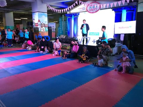 Lomba bayi merangkak di Festival Bunda Happy/