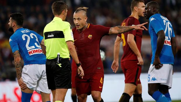 Penyerang AS Roma, Radja Nainggolan, protes terhadap keputusan pengadil lapangan. (