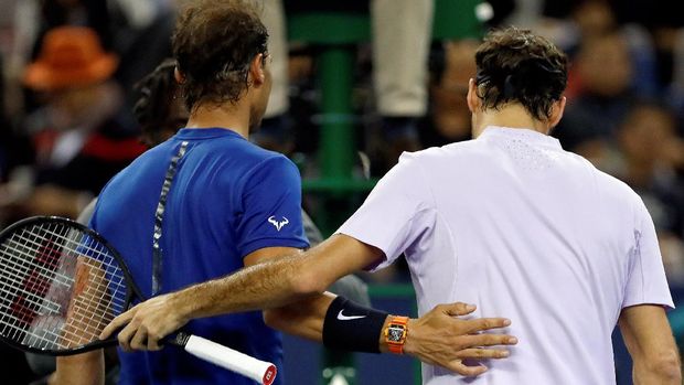 Roger Federer dan Rafael Nadal usai final Shanghai Masters 2017.
