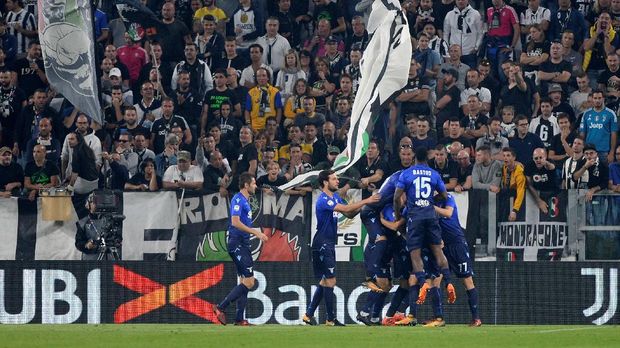 Lazio mampu mempermalukan tim tuan rumah Juventus 2-1 di Stadion Juventus, Sabtu (14/10).