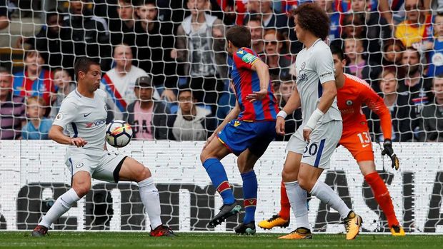Gol pertama Crystal Palace ke gawang Chelsea terjadi karena gol bunuh diri Cesar Azpilicueta. (