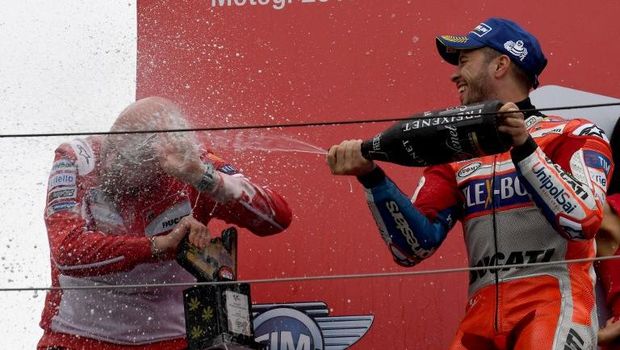 Andrea Dovizioso merayakan kemenangan di MotoGP Jepang 2017.