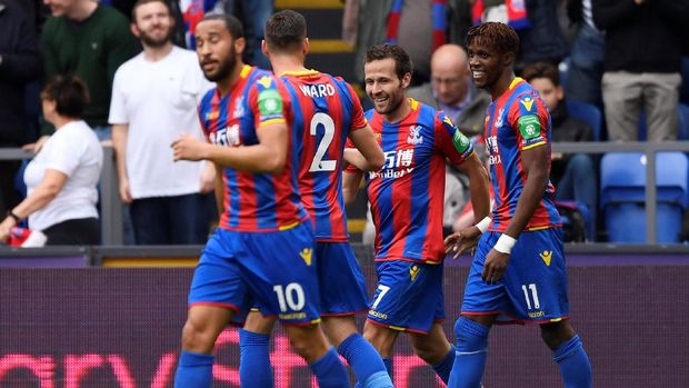 Crystal Palace kalahkan Chelsea 2-1. (