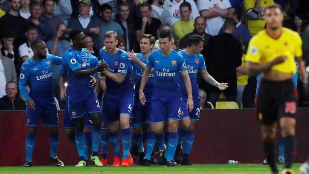 Arsenal unggul lebih dulu di babak pertama lewat gol sundulan Per Mertesacker.