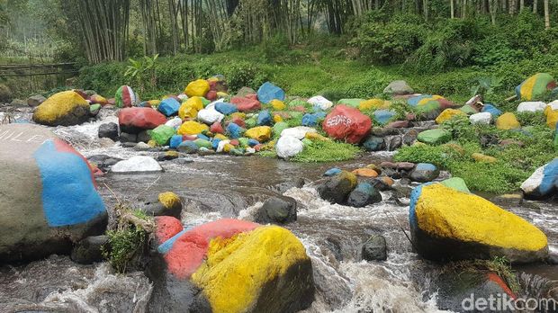 Batu Kali Dicat Warna-warni, Ini Kata Camat Setempat