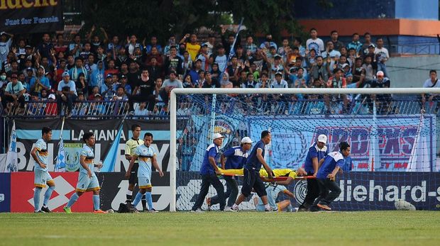 Insiden tabrakan Choirul Huda dengan Ramon Rodrigues di Stadion Surajaya menyisakan duka.