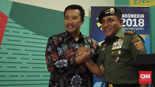 Ketua Umum PSSI, Edy Rahmayadi (kanan) melarang Evan Dimas dan Ilham Udin bermain di Malaysia.