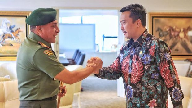 Menpora Imam Nahrawi (kanan) sempat menyayangkan banyaknya keputusan dari PSSI yang tidak konsisten selama kompetisi musim lalu.