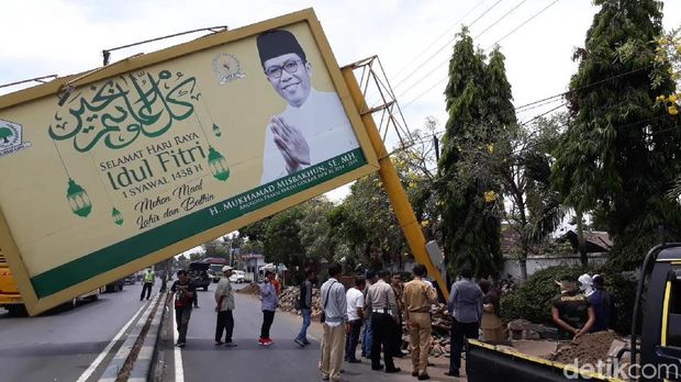 Baliho Bergambar Politisi Golkar di Kota Pasuruan Tumbang Baliho Bergambar Politisi Golkar di Kota Pasuruan Tumbang