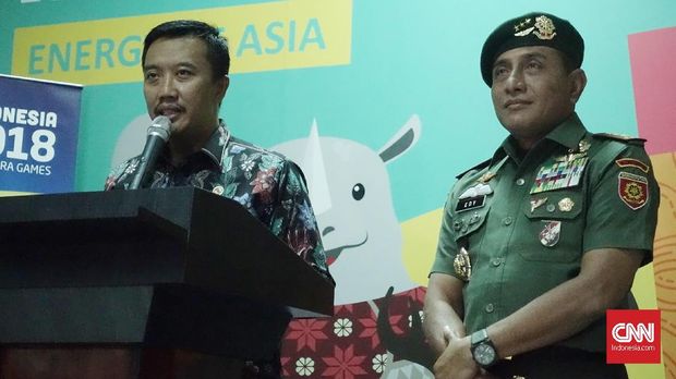 Imam Nahrawi (kiri) tidak ingin salah memprediksi hasil pertandingan antara Timnas Indonesia U-23 dan timnas Suriah U-23