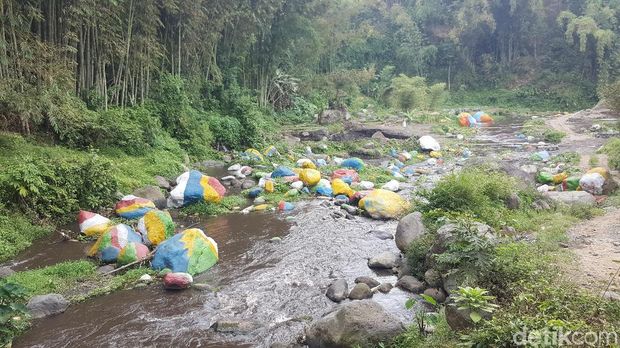 Ada Niat Baik di Balik Ide Kontroversial Batu Kali Dicat Warna-warni
