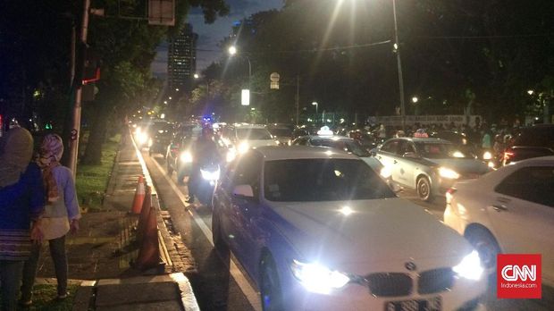 Jelang Pesta Rakyat Anies-Sandi, Warga Padati Balai Kota