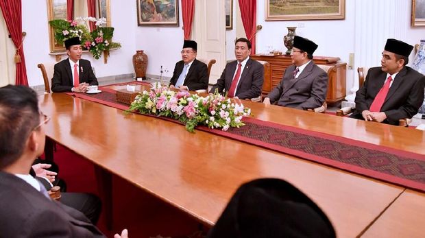 Ketum Gerindra Prabowo Subianto dan Presiden Jokowi melakukan pertemuan usai pelantikan Anies-Sandi di Istana Negara