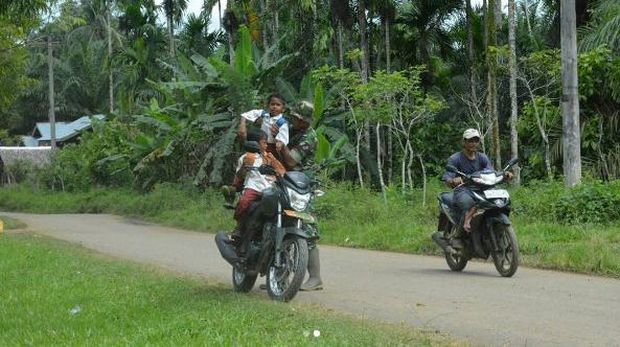  Kisah Prajurit TNI yang Antar Pulang Siswa SD di Daerah Pedalaman