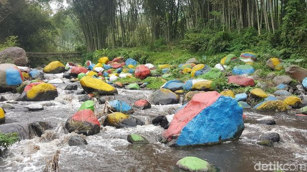 Batu Kali Dicat Warna-warni, Ini Kata Camat Setempat