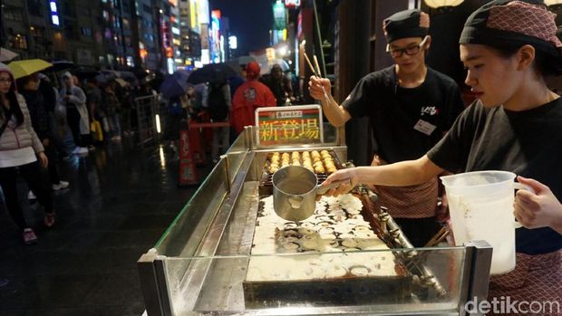 Aksi pelayan membuat takoyaki (Wahyu/detikTravel)