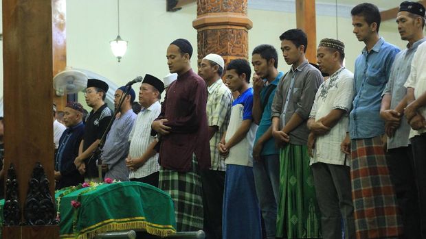 Jenazah Choirul Huda ketika disalatkan di Masjid Agung Lamongan.