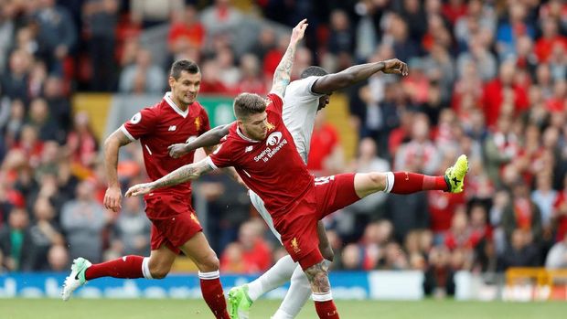 Dejan Lovren (kiri) sempat terlibat insiden kecil dengan striker Manchester United, Romelu Lukaku. (