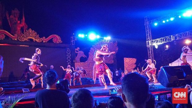 Hanoman aktif tampil di atas panggung Devdan Show di Nusa Dua, Bali.