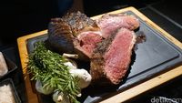 Mencicip Steak Wagyu 8+ Hingga Angus Tomahawk yang Juicy di Seasonal Tastes