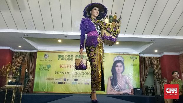 Kevin Lilliana Bawa Angklung di Miss International 2017