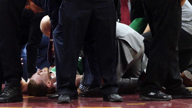 Gordon Hayward tak kuasa bangun setelah mengalami cedera yang menimpa kaki kirinya.