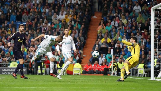 Karim Benzema gagal melesakkan bola ke gawang Spurs. Bola tandukannya dimentahkan Hugo Lloris. (