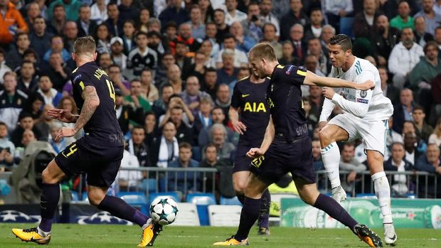 Cristiano Ronaldo menyelamatkan timnya dari kekalahan dari Tottenham Hotspur. (