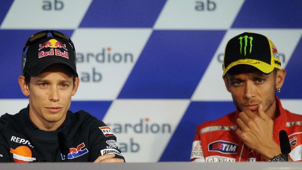 Valentino Rossi (kanan) unggul atas Casey Stoner di GP Australia.