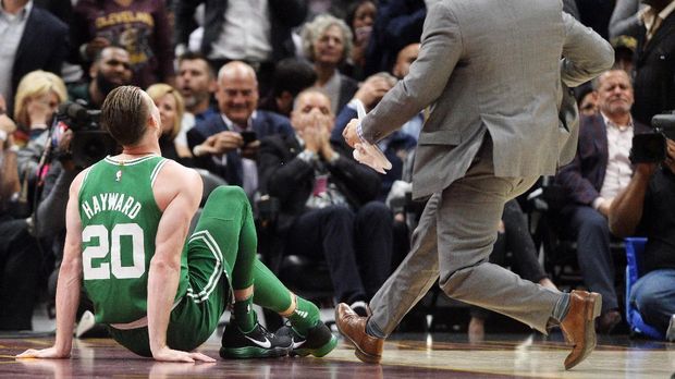 Cedera parah menimpa Gordon Haywardi di pertandingan pertama Boston Celtics musim 2017/2018.