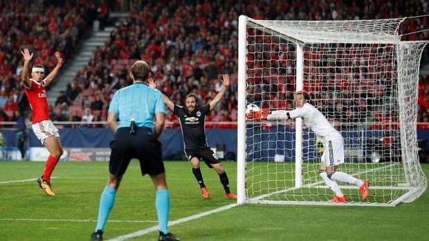 Mile Svilar salah mengantisipasi datangnya bola tendangan bebas dari Marcus Rashford dalam 'matchday' ketiga Liga Champions 2017/2018, Rabu (18/10).