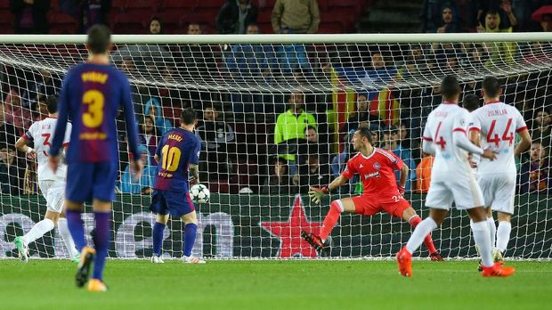 Satu pemain Olympiakos melakukan gol bunuh diri saat melawan Barcelona.