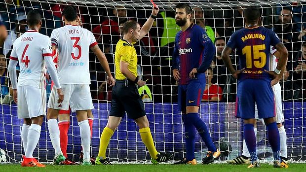 Barcelona bermain dengan 10 pemain setelah Gerard Pique dikartu merah wasit. (