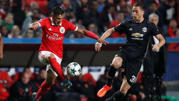 Nemanja Matic berperan besar mengamankan serangan-serangan Benfica dari sektor tengah. (