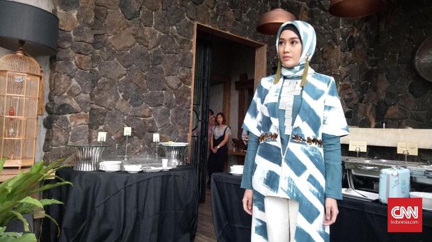 'Oleh-oleh' Dian Pelangi dari Paris Fashion Week for Peace