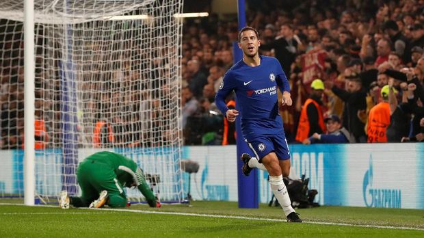 Eden Hazard mencetak gol kedua Chelsea ke gawang AS Roma. (