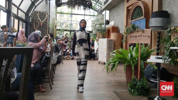 'Oleh-oleh' Dian Pelangi dari Paris Fashion Week for Peace