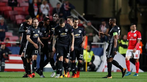 Manchester United akan memperbesar peluang melaju ke babak 16 besar seandainya bisa meraih kemenangan atas Benfica di Old Trafford.