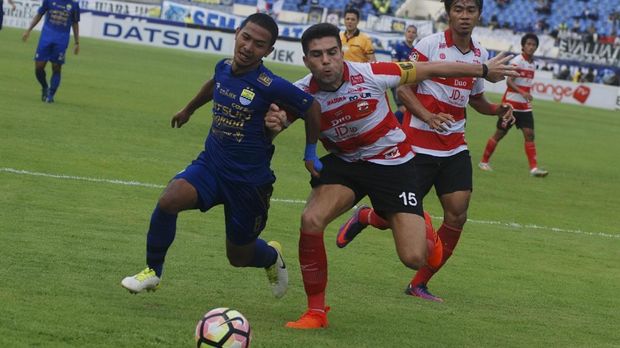 Persib Bandung bahkan harus bermain 10 pemain di menit ke-79 setelah Dedi Kusnandar diganjar kartu merah.