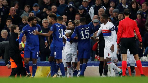 Ashley Williams (kiri) terhindar dari kartu merah setelah menyebabkan kericuhan.