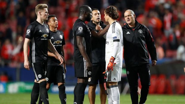 Sejumlah pemain Manchester United juga coba menghibur Mile Svilar.