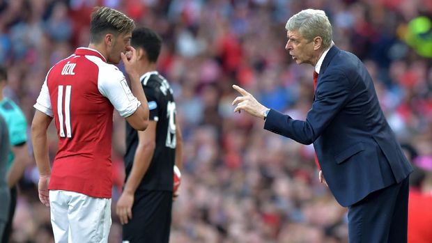 Arsene Wenger diklaim akan berusaha menjual Mesut Oezil pada Januari 2018.