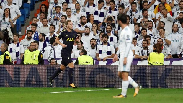 Sontekan Harry Kane membuat Raphael Varane melakukan gol bunuh diri.