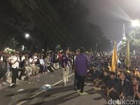Massa Masih Bertahan di Depan Istana, Polisi Siagakan Water Canon