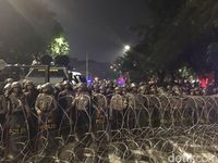 Massa Masih Bertahan di Depan Istana, Polisi Siagakan Water Canon